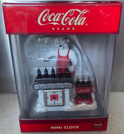 3147-1 € 15,00 coca cola mini klok ijsbeer als barkeeper.jpeg